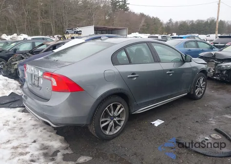 2016 Volvo S60 Cross Country T5 Platinum z USA, uszkodzony, nr VIN YV4612UMXG2000860